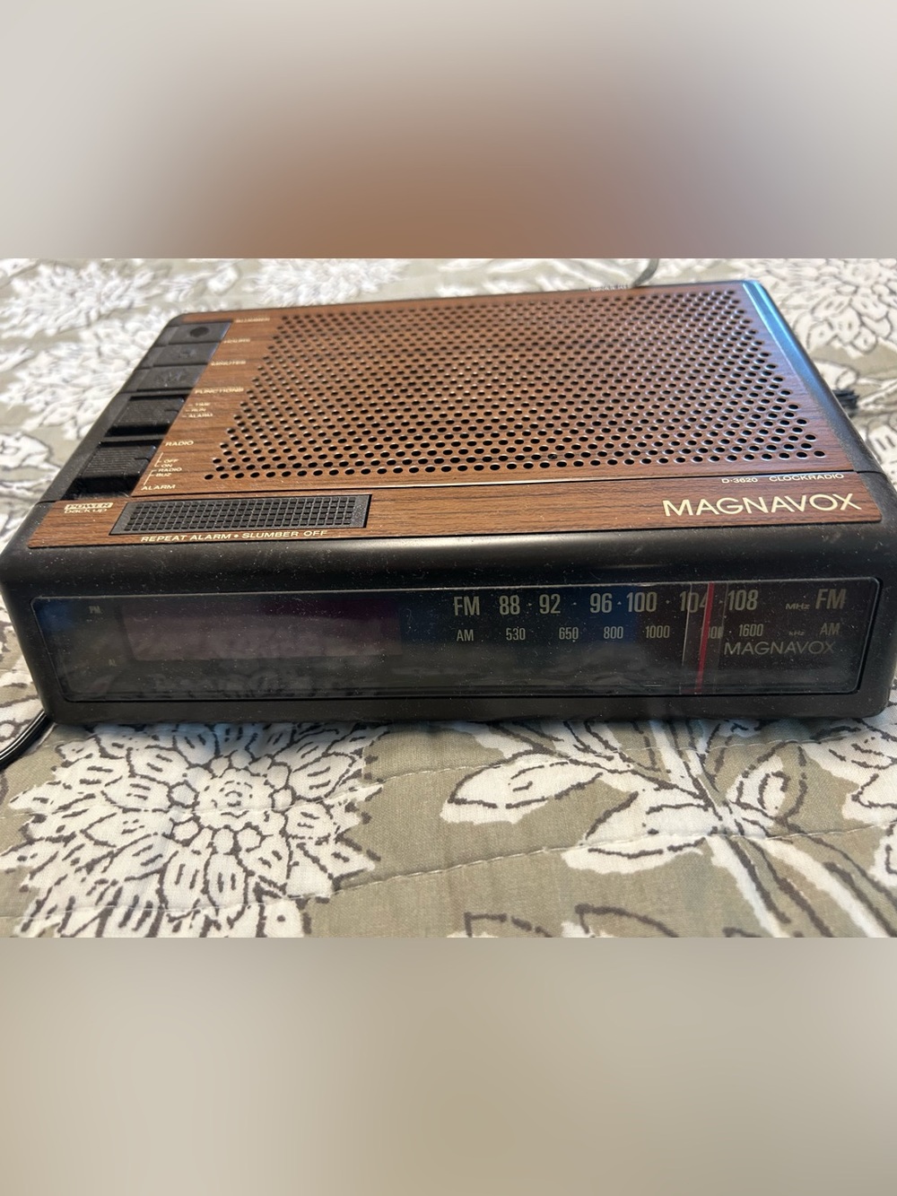Magnavox D 3630 Retro AM/FM Alarm Clock Radio